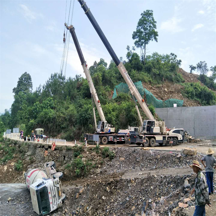 沂南汽车掉沟里叫吊车救援要多少钱